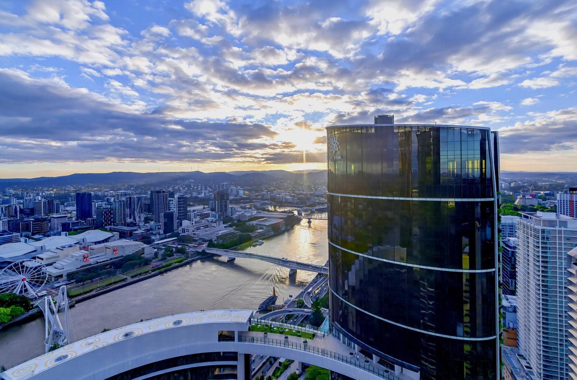 River Glow At Queens Wharf Level 43 * Brisbane